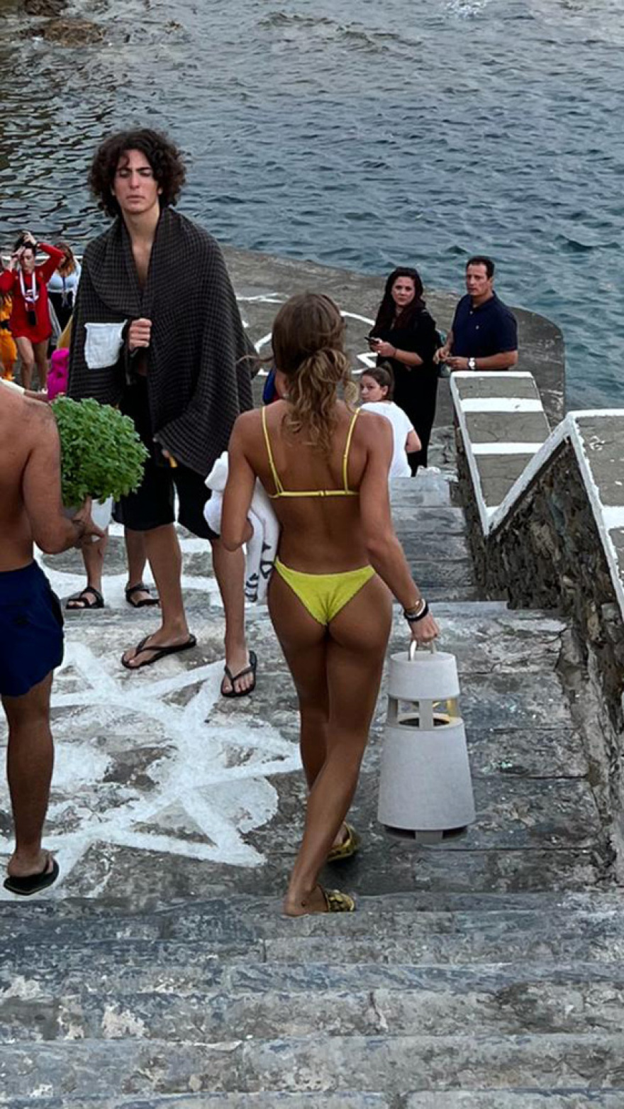 Γαία Μερκούρη: Βίντεο που τη δείχνει να απολαμβάνει τις βουτιές της σε παραλία της Άνδρου