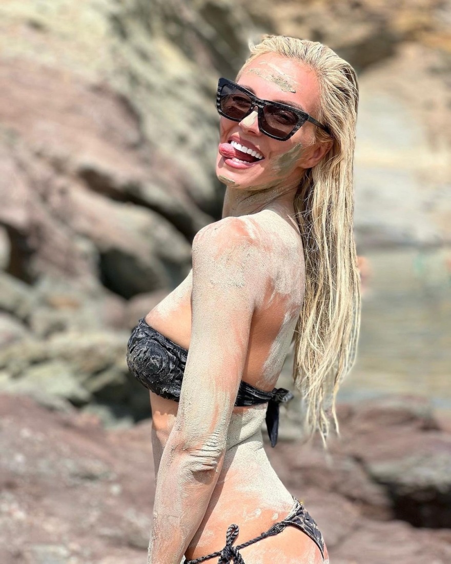 Τζούλια Νόβα: Κάνει... αργιλοθεραπεία στην Πάρο