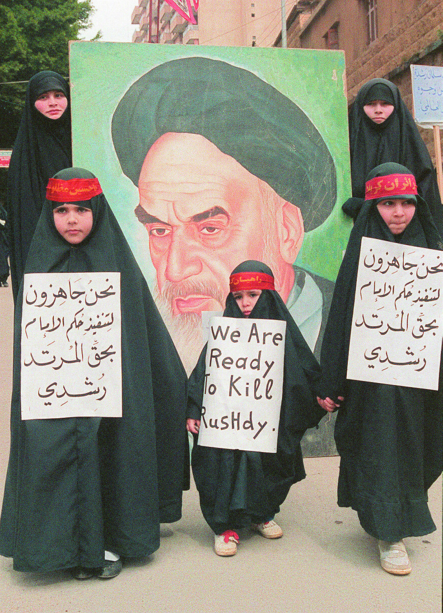 Οι «Σατανικοί στίχοι» έγιναν πάλι best seller μετά την απόπειρα δολοφονίας