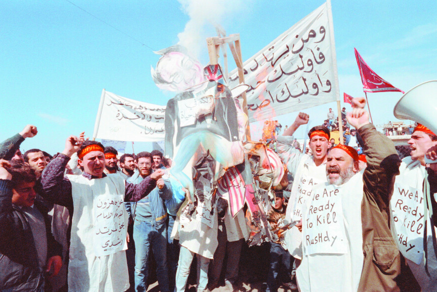 Οι «Σατανικοί στίχοι» έγιναν πάλι best seller μετά την απόπειρα δολοφονίας