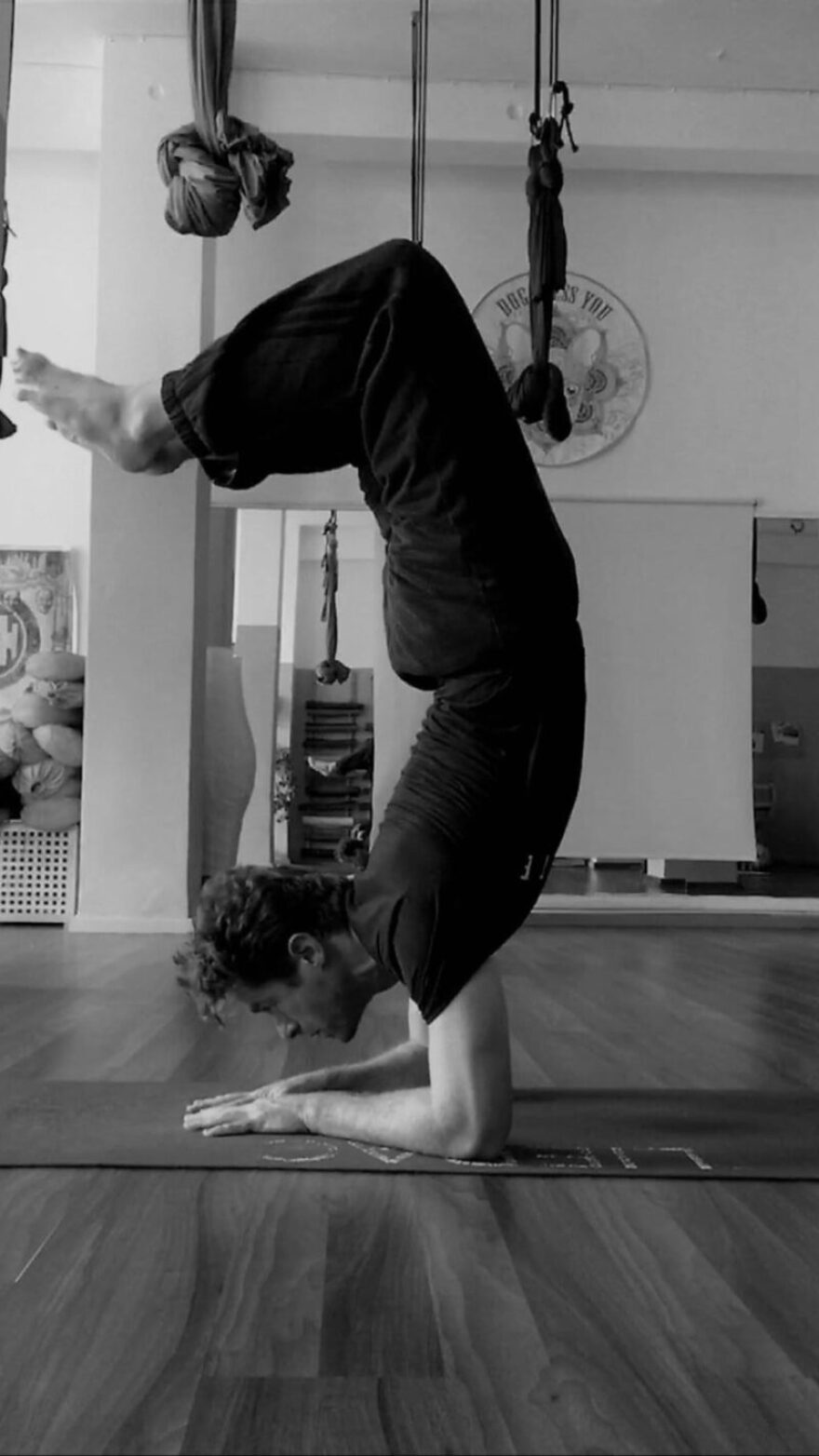 Δημήτρης Λάλος: Η φωτογραφία που τον δείχνει να κάνει κατακόρυφο στο Instagram