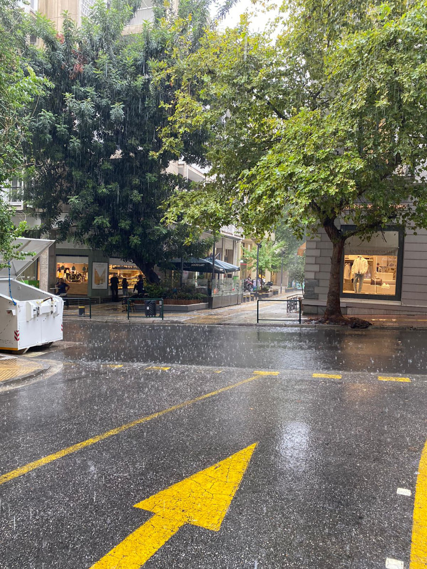 Σαρωτική επέλαση της κακοκαιρίας - Πού θα «χτυπήσει» τις επόμενες ώρες, τα προβλήματα σε όλη τη χώρα