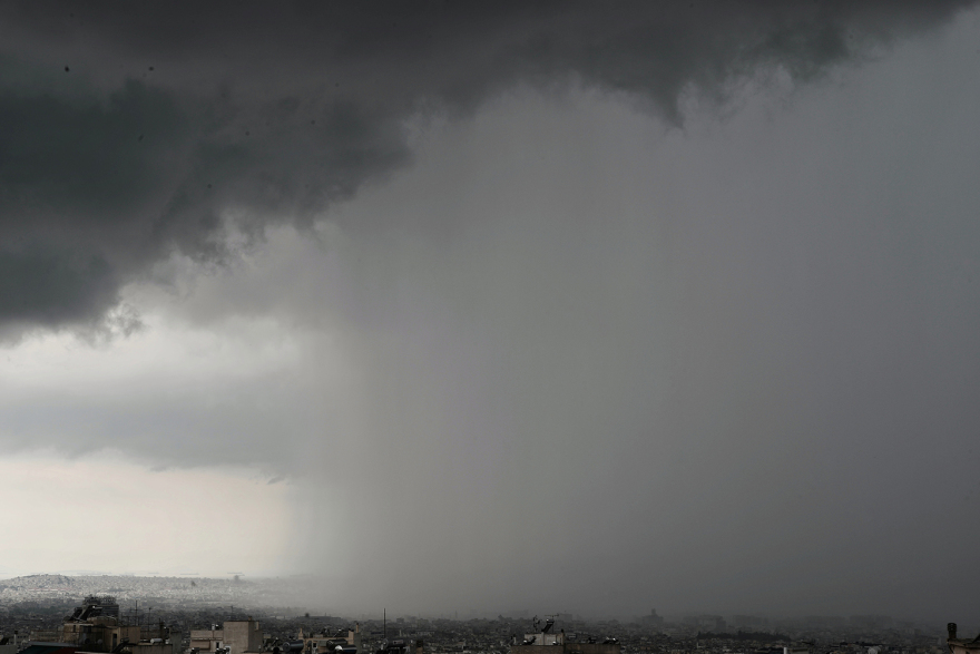 Κακοκαιρία: Καταιγίδα χτυπά την Αττική, προβλήματα Αθηνών - Κορίνθου