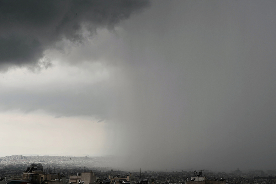 Κακοκαιρία: Καταιγίδα χτυπά την Αττική, προβλήματα Αθηνών - Κορίνθου