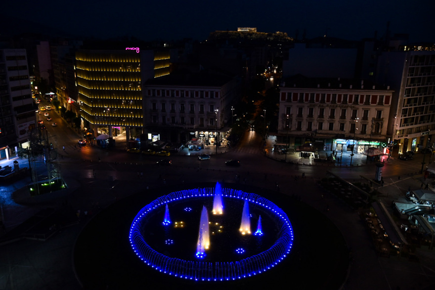 Στα χρώματα της Ουκρανίας το σιντριβάνι της Ομόνοιας - Tο μήνυμα του Κώστα Μπακογιάννη
