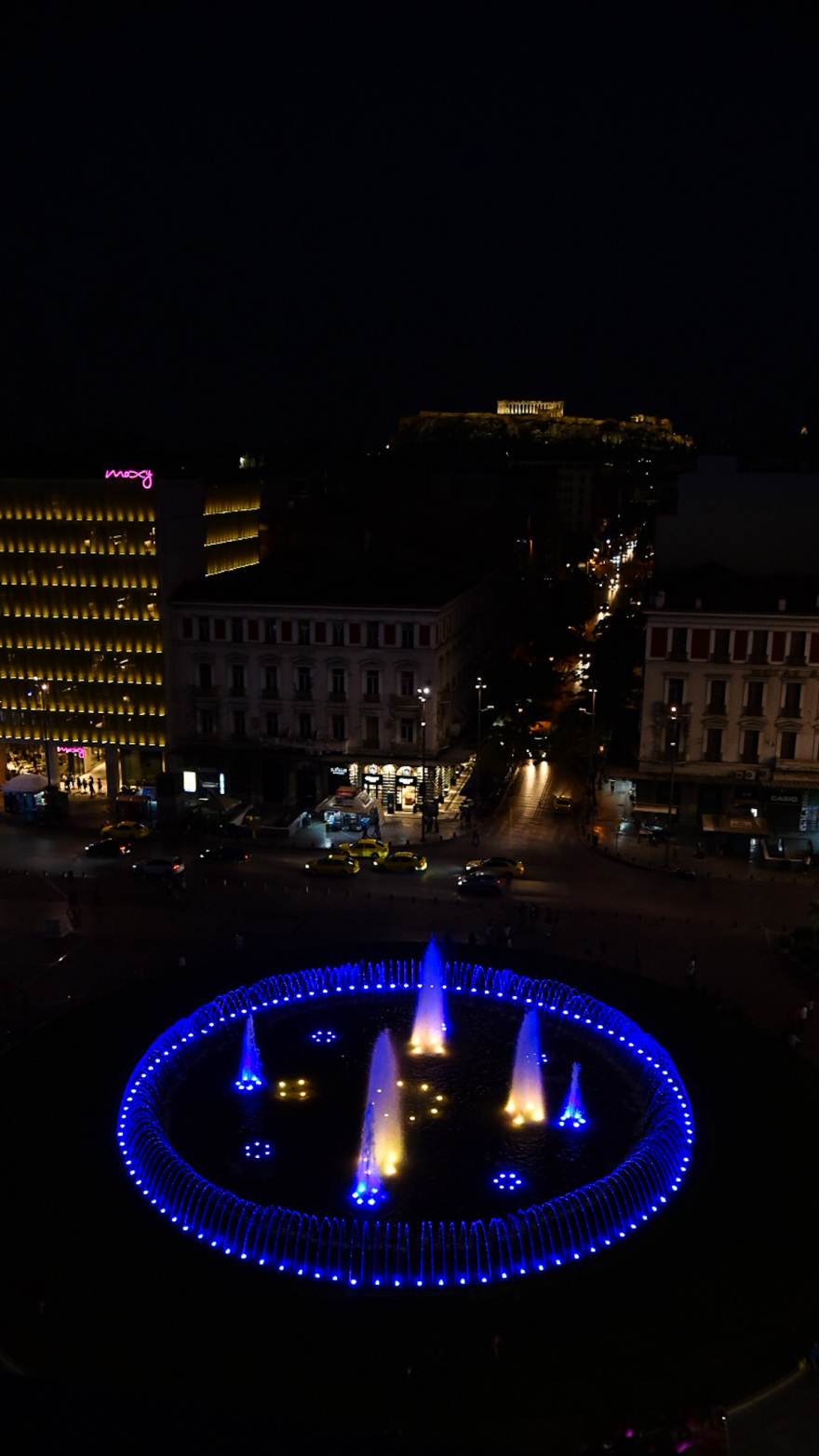Στα χρώματα της Ουκρανίας το σιντριβάνι της Ομόνοιας - Tο μήνυμα του Κώστα Μπακογιάννη