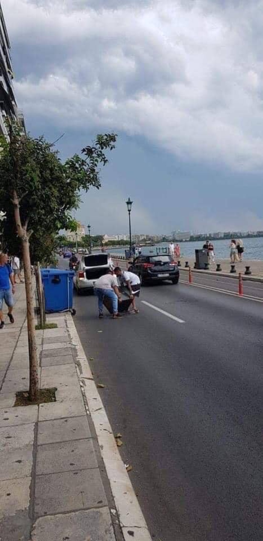 Θεσσαλονίκη: Ρομά έκλεψαν μέρα μεσημέρι χρηματοκιβώτιο και... τους έπεσε στον δρόμο
