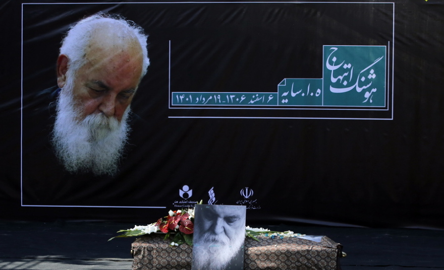 Ιράν: Κηδεύτηκε ο Χουσάνγκ Εμπτεχάτζ, ο μεγαλύτερος σύγχρονος ποιητής της χώρας 