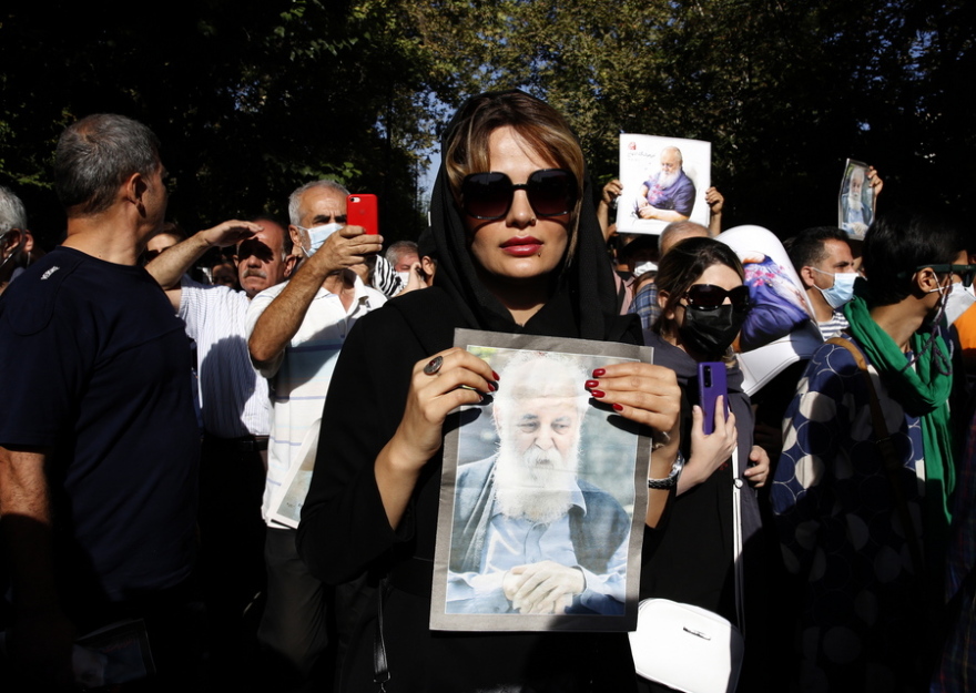 Ιράν: Κηδεύτηκε ο Χουσάνγκ Εμπτεχάτζ, ο μεγαλύτερος σύγχρονος ποιητής της χώρας 