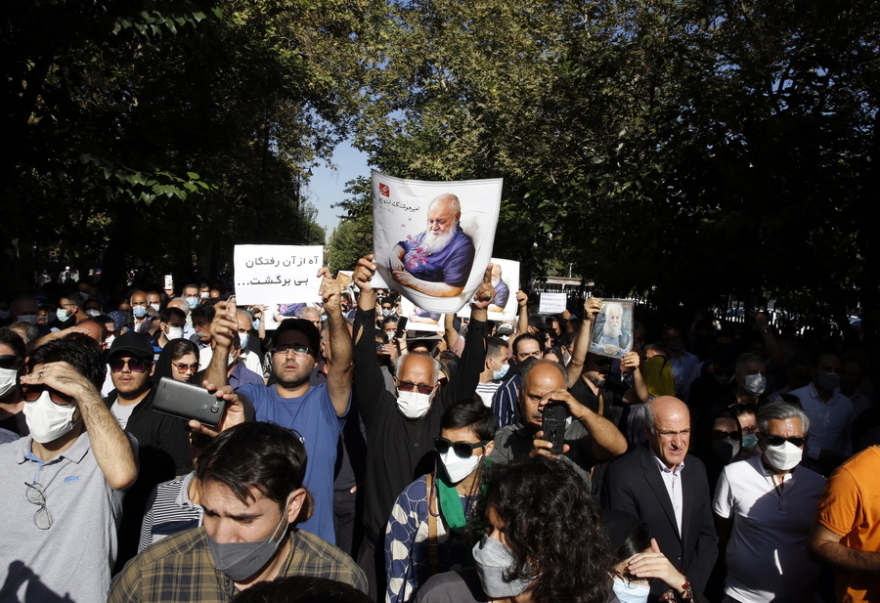 Ιράν: Κηδεύτηκε ο Χουσάνγκ Εμπτεχάτζ, ο μεγαλύτερος σύγχρονος ποιητής της χώρας 