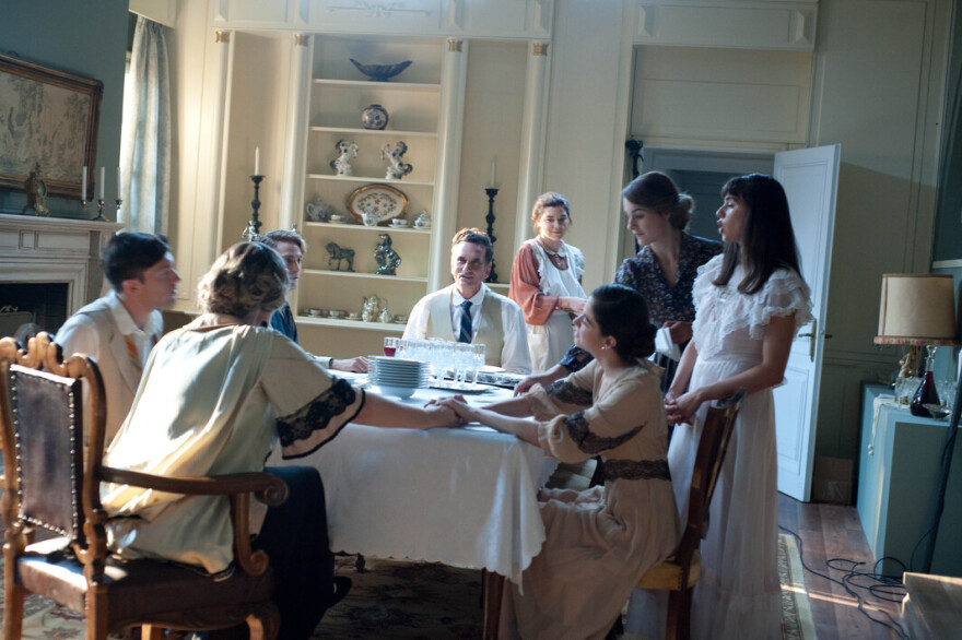 Το βραχιόλι της φωτιάς: Στα γυρίσματα της νέας συναρπαστικής σειράς της ΕΡΤ