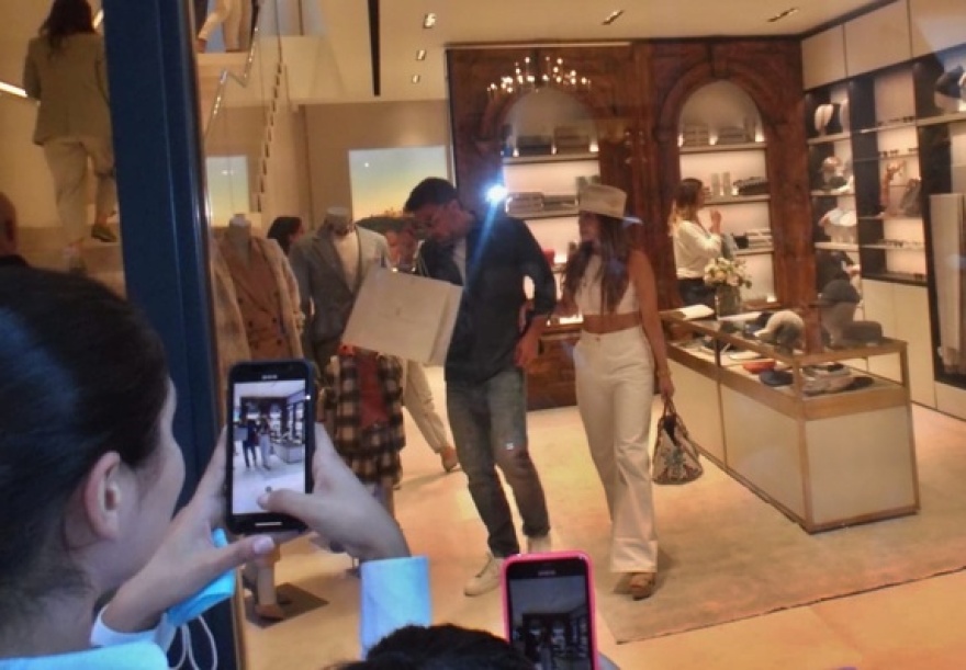 Τζένιφερ Λόπεζ - Μπεν Άφλεκ: Φιλιούνται σαν έφηβοι στον μήνα του μέλιτος στο Μιλάνο - Βίντεο