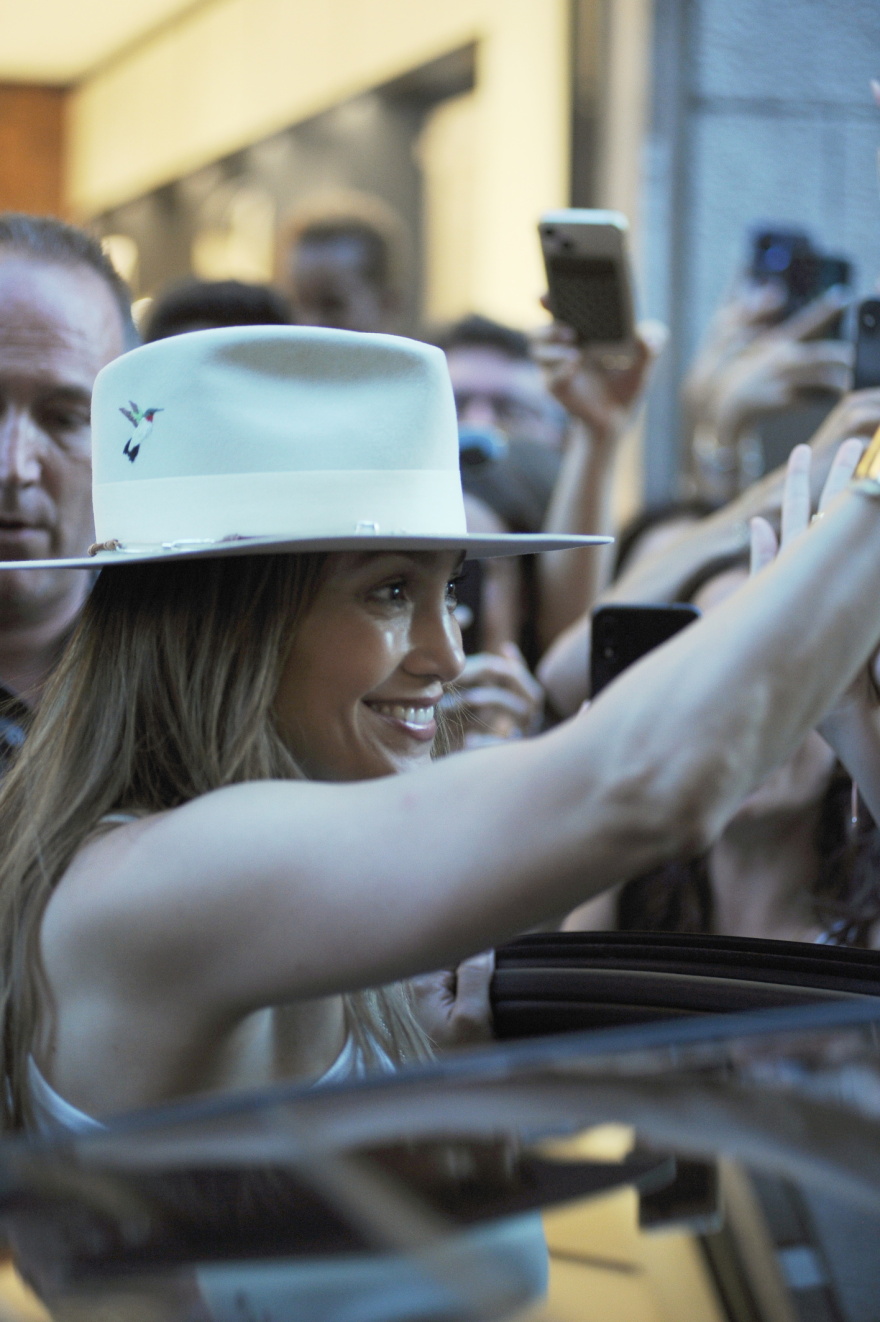 Τζένιφερ Λόπεζ - Μπεν Άφλεκ: Φιλιούνται σαν έφηβοι στον μήνα του μέλιτος στο Μιλάνο - Βίντεο