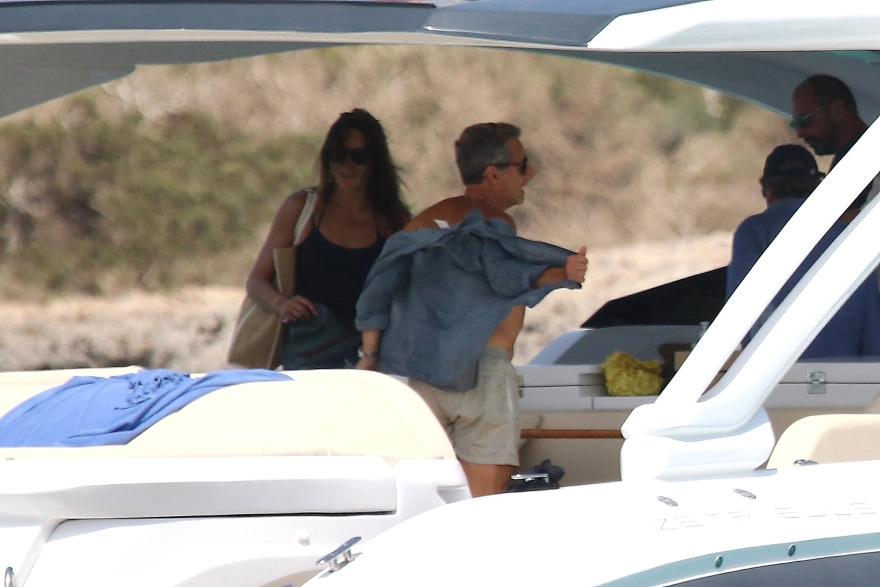  Νικολά Σαρκοζί: Ο Γάλλος πρώην Πρόεδρος φωτογραφίζει τόπλες την Κάρλα Μπρούνι 