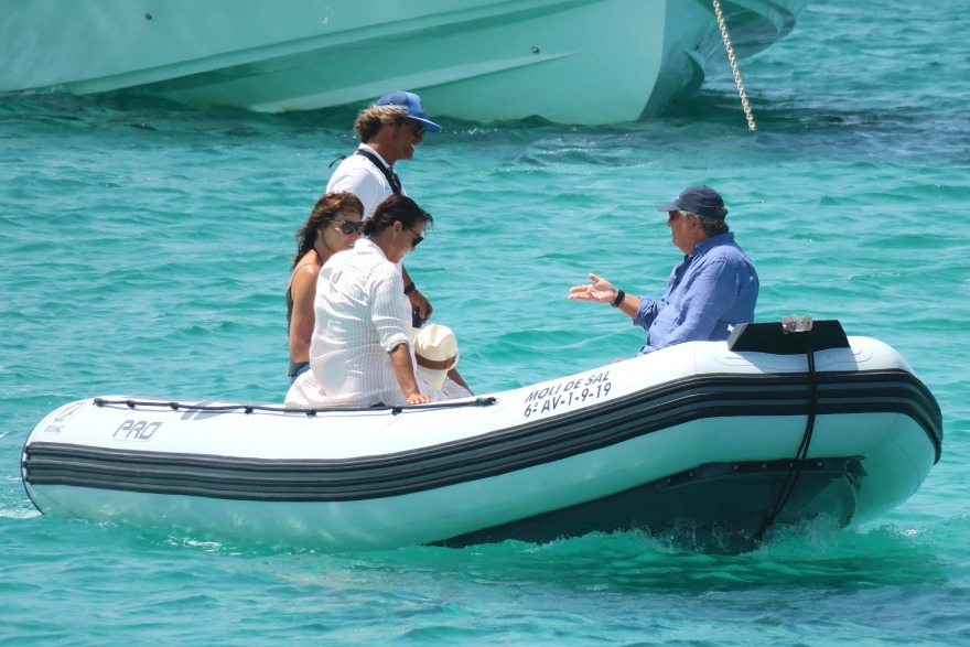  Νικολά Σαρκοζί: Ο Γάλλος πρώην Πρόεδρος φωτογραφίζει τόπλες την Κάρλα Μπρούνι 