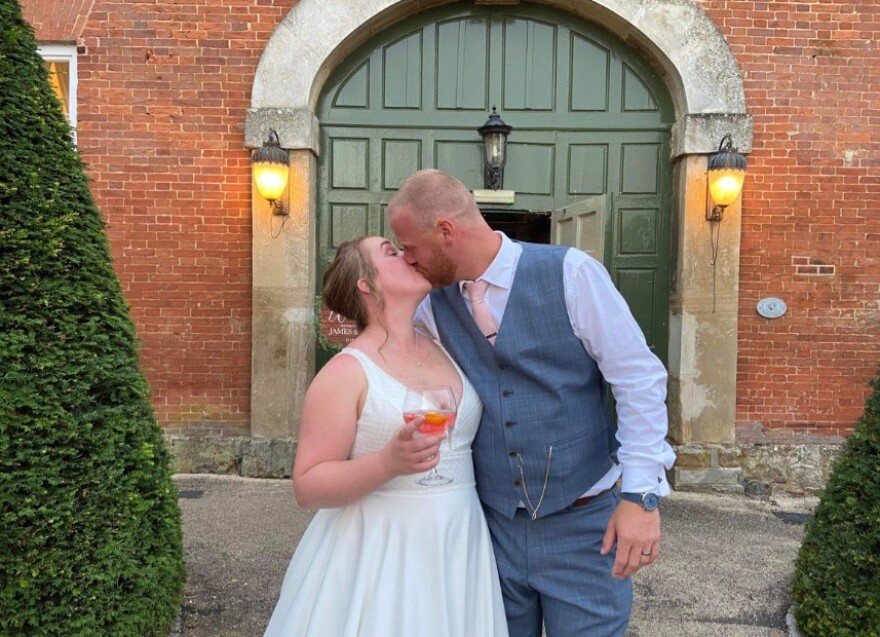 Κιάνου Ριβς: Εμφάνιση - έκπληξη σε γάμο Βρετανών 