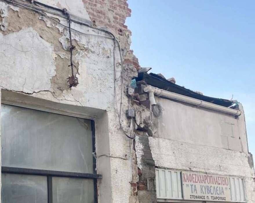 Τύρναβος: Γκρεμίστηκε η σκεπή διατηρητέου κτιρίου λόγω της έντονης βροχόπτωσης - Δείτε φωτογραφίες