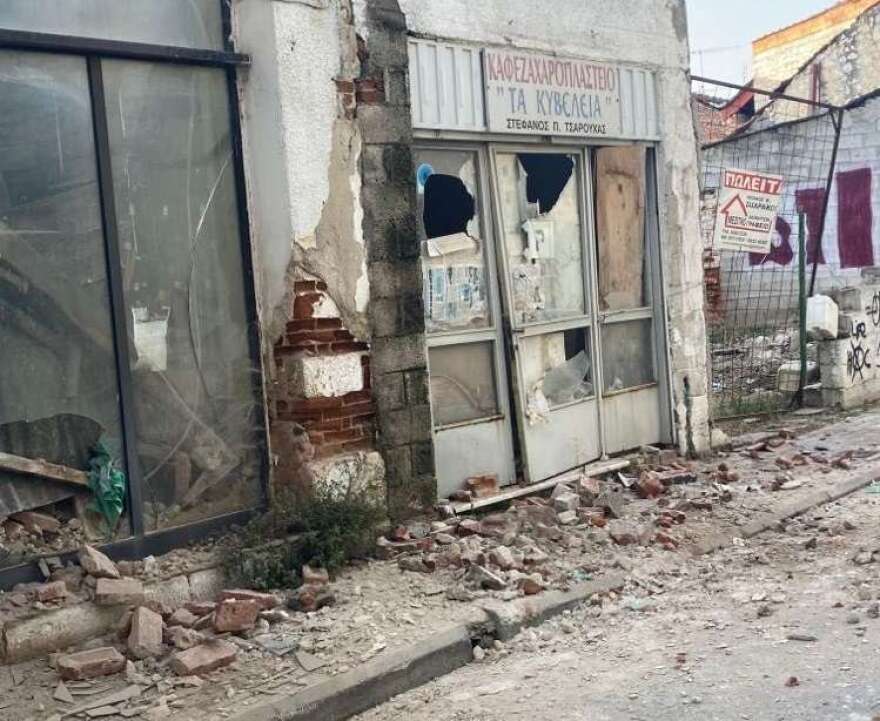 Τύρναβος: Γκρεμίστηκε η σκεπή διατηρητέου κτιρίου λόγω της έντονης βροχόπτωσης - Δείτε φωτογραφίες