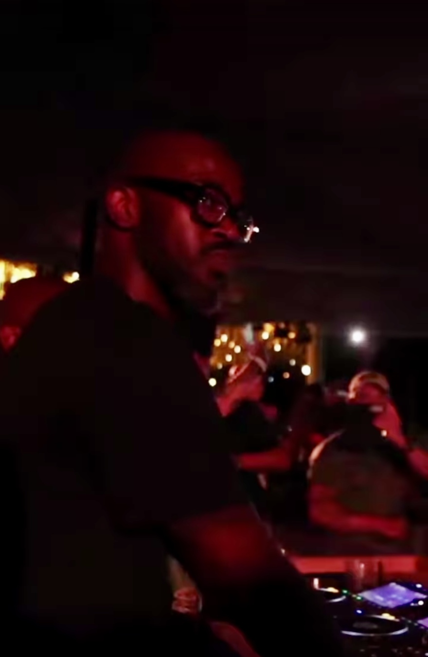 Πλήρωσαν €30.000 για να ακούσουν τον dj Black Coffee στη Μύκονο 