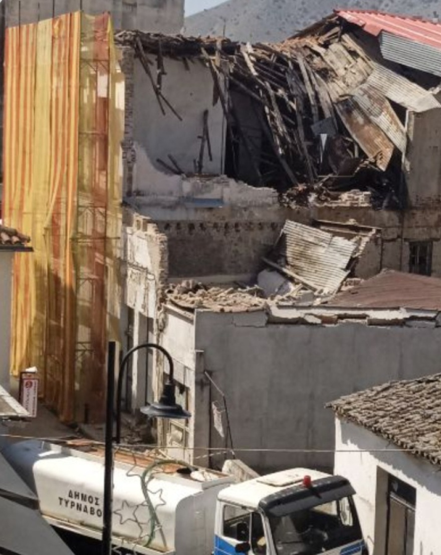 Τύρναβος: Γκρεμίστηκε η σκεπή διατηρητέου κτιρίου λόγω της έντονης βροχόπτωσης - Δείτε φωτογραφίες