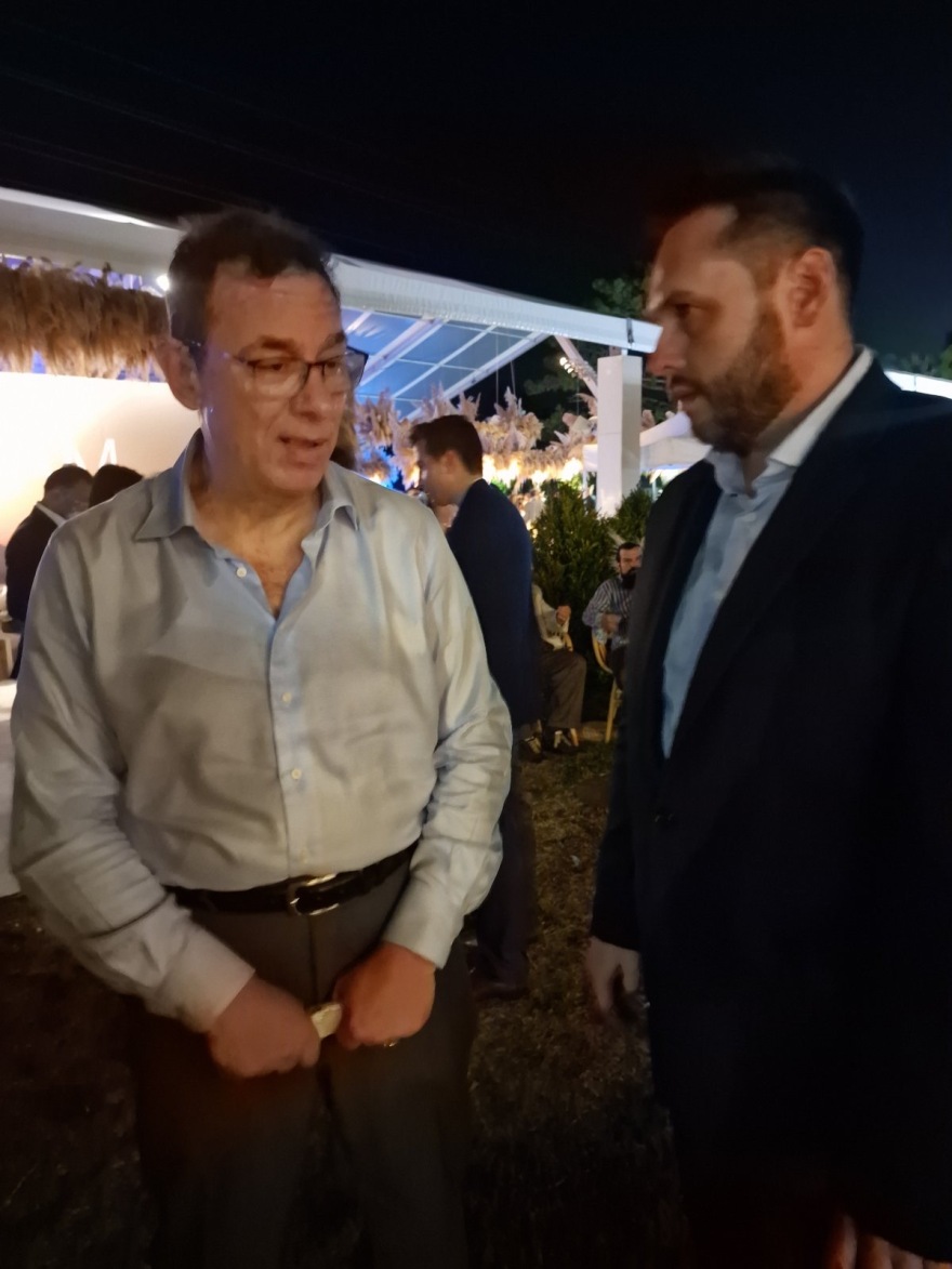 ΗΠΑ: Ο Άλμπερτ Μπουρλά σε γκαλά στα Χάμπτονς όπου τραγούδησε ο Αντώνης Ρέμος