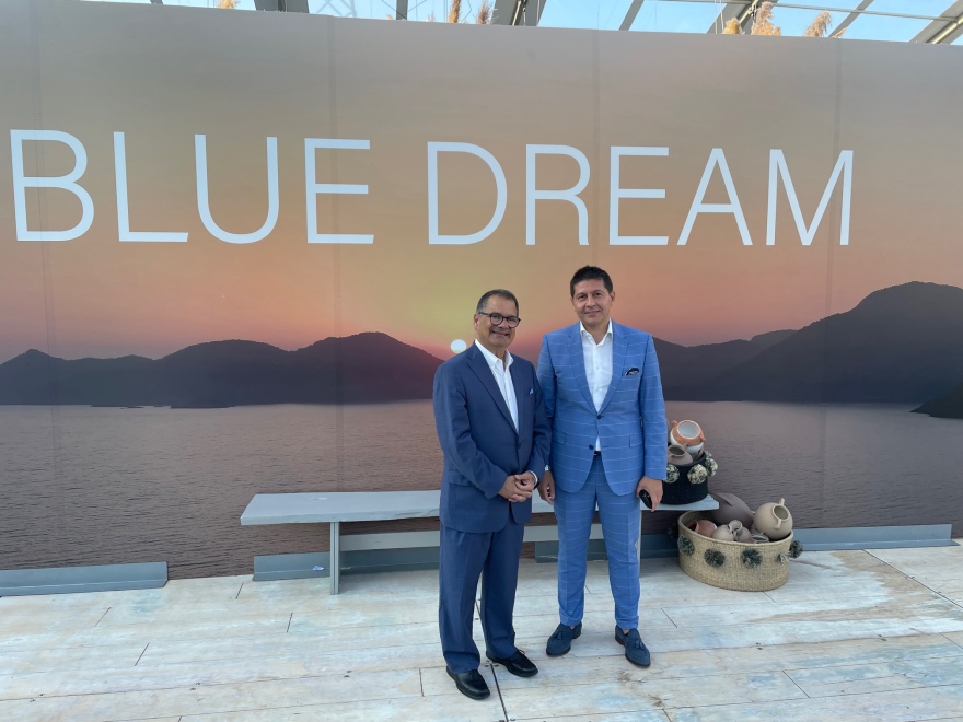 ΗΠΑ: Ο Άλμπερτ Μπουρλά σε γκαλά στα Χάμπτονς όπου τραγούδησε ο Αντώνης Ρέμος