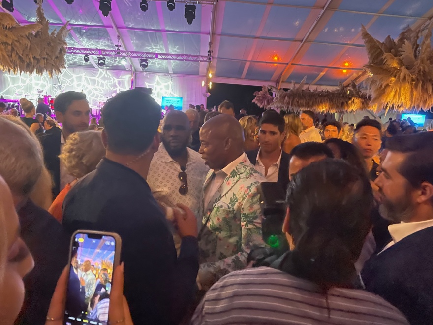 ΗΠΑ: Ο Άλμπερτ Μπουρλά σε γκαλά στα Χάμπτονς όπου τραγούδησε ο Αντώνης Ρέμος