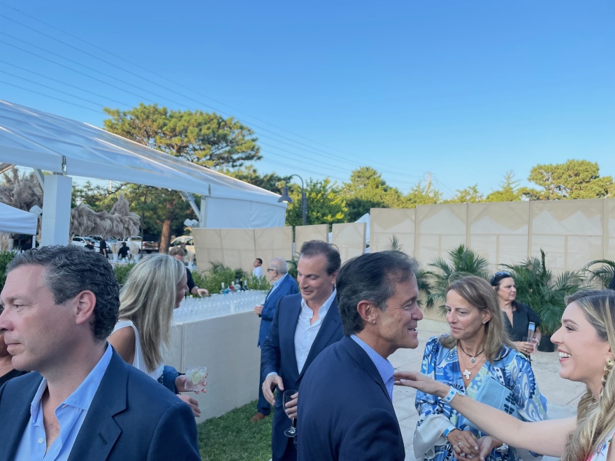 ΗΠΑ: Ο Άλμπερτ Μπουρλά σε γκαλά στα Χάμπτονς όπου τραγούδησε ο Αντώνης Ρέμος