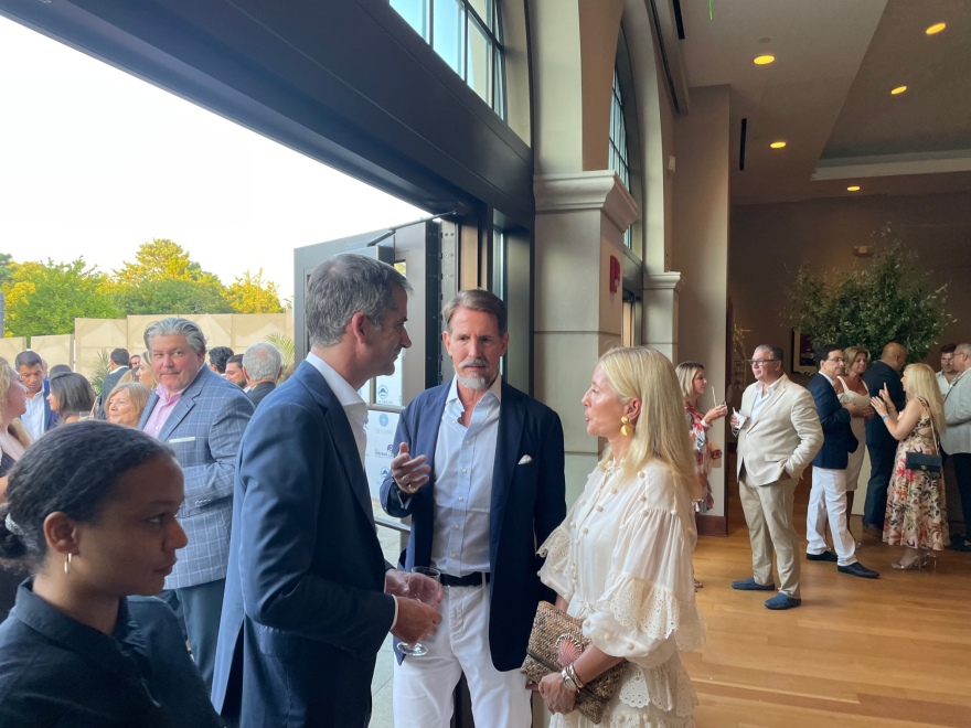 ΗΠΑ: Ο Άλμπερτ Μπουρλά σε γκαλά στα Χάμπτονς όπου τραγούδησε ο Αντώνης Ρέμος