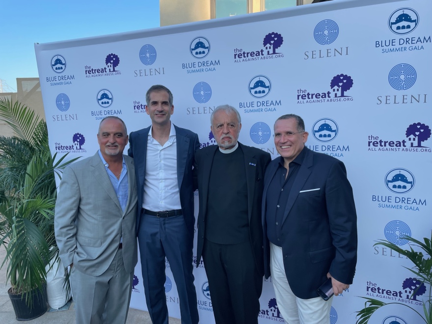 ΗΠΑ: Ο Άλμπερτ Μπουρλά σε γκαλά στα Χάμπτονς όπου τραγούδησε ο Αντώνης Ρέμος