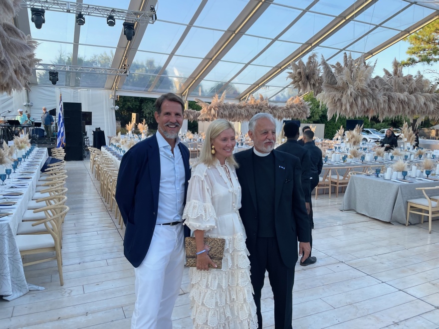 ΗΠΑ: Ο Άλμπερτ Μπουρλά σε γκαλά στα Χάμπτονς όπου τραγούδησε ο Αντώνης Ρέμος