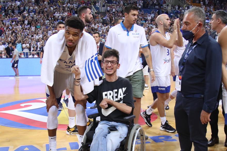 Αντετοκούνμπο: Χάρισε φανέλα του σε παιδί με κινητικά προβλήματα 