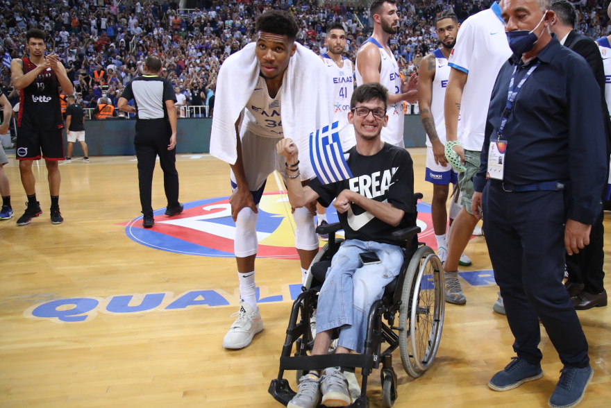 Αντετοκούνμπο: Χάρισε φανέλα του σε παιδί με κινητικά προβλήματα 