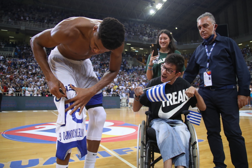 Αντετοκούνμπο: Χάρισε φανέλα του σε παιδί με κινητικά προβλήματα 