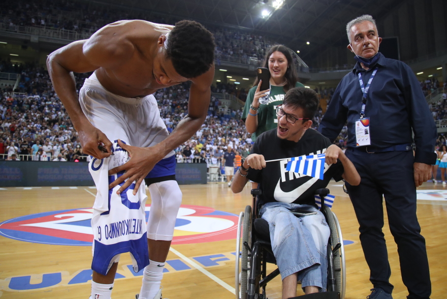 Αντετοκούνμπο: Χάρισε φανέλα του σε παιδί με κινητικά προβλήματα 