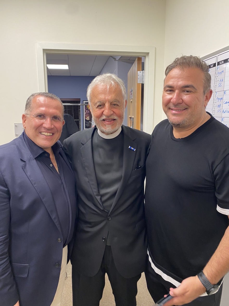 ΗΠΑ: Ο Άλμπερτ Μπουρλά σε γκαλά στα Χάμπτονς όπου τραγούδησε ο Αντώνης Ρέμος