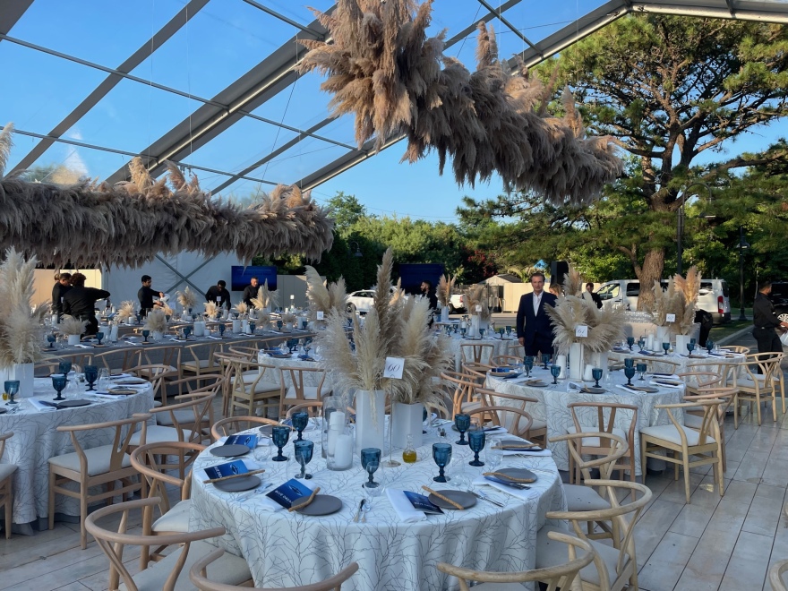 ΗΠΑ: Ο Άλμπερτ Μπουρλά σε γκαλά στα Χάμπτονς όπου τραγούδησε ο Αντώνης Ρέμος