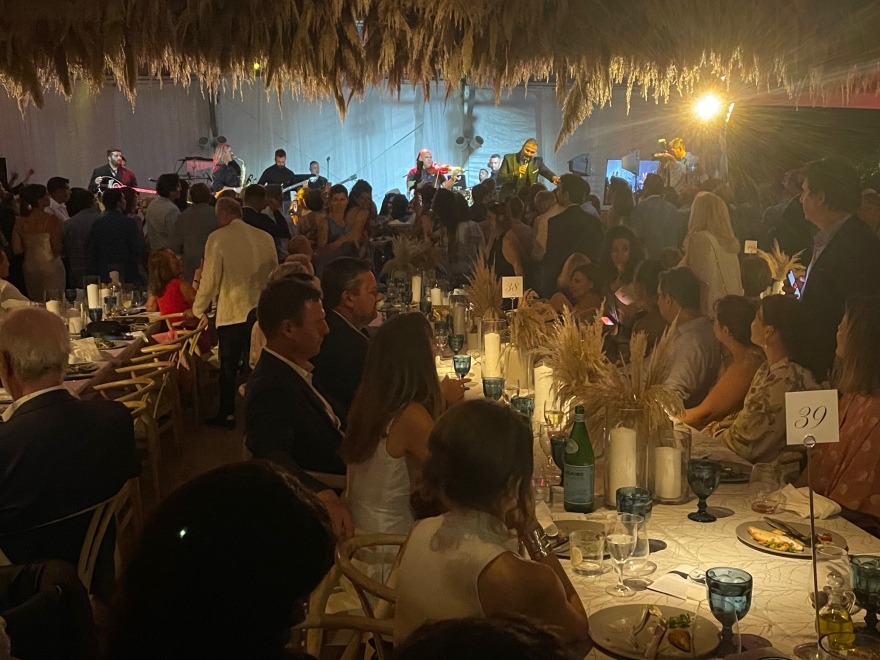 ΗΠΑ: Ο Άλμπερτ Μπουρλά σε γκαλά στα Χάμπτονς όπου τραγούδησε ο Αντώνης Ρέμος