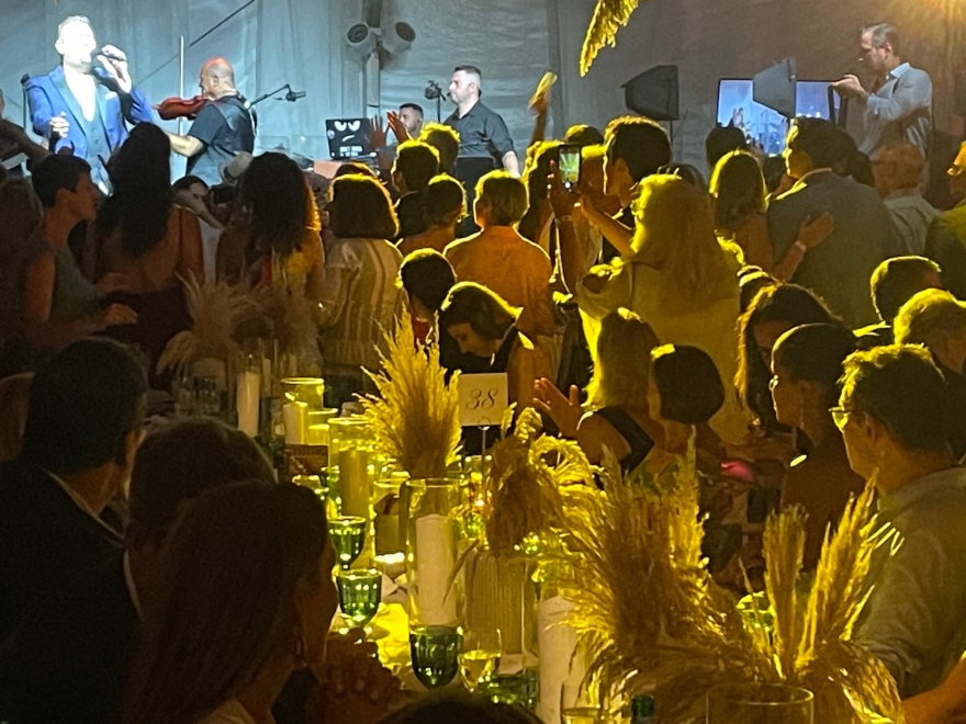 ΗΠΑ: Ο Άλμπερτ Μπουρλά σε γκαλά στα Χάμπτονς όπου τραγούδησε ο Αντώνης Ρέμος