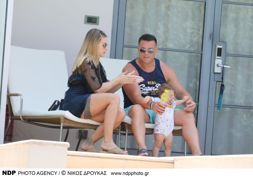 Κώστας Σόμμερ και Βαλεντίνη Παπαδάκη: Το ζευγάρι βρίσκεται μαζί με τον γιo τους στη Ρόδο 
