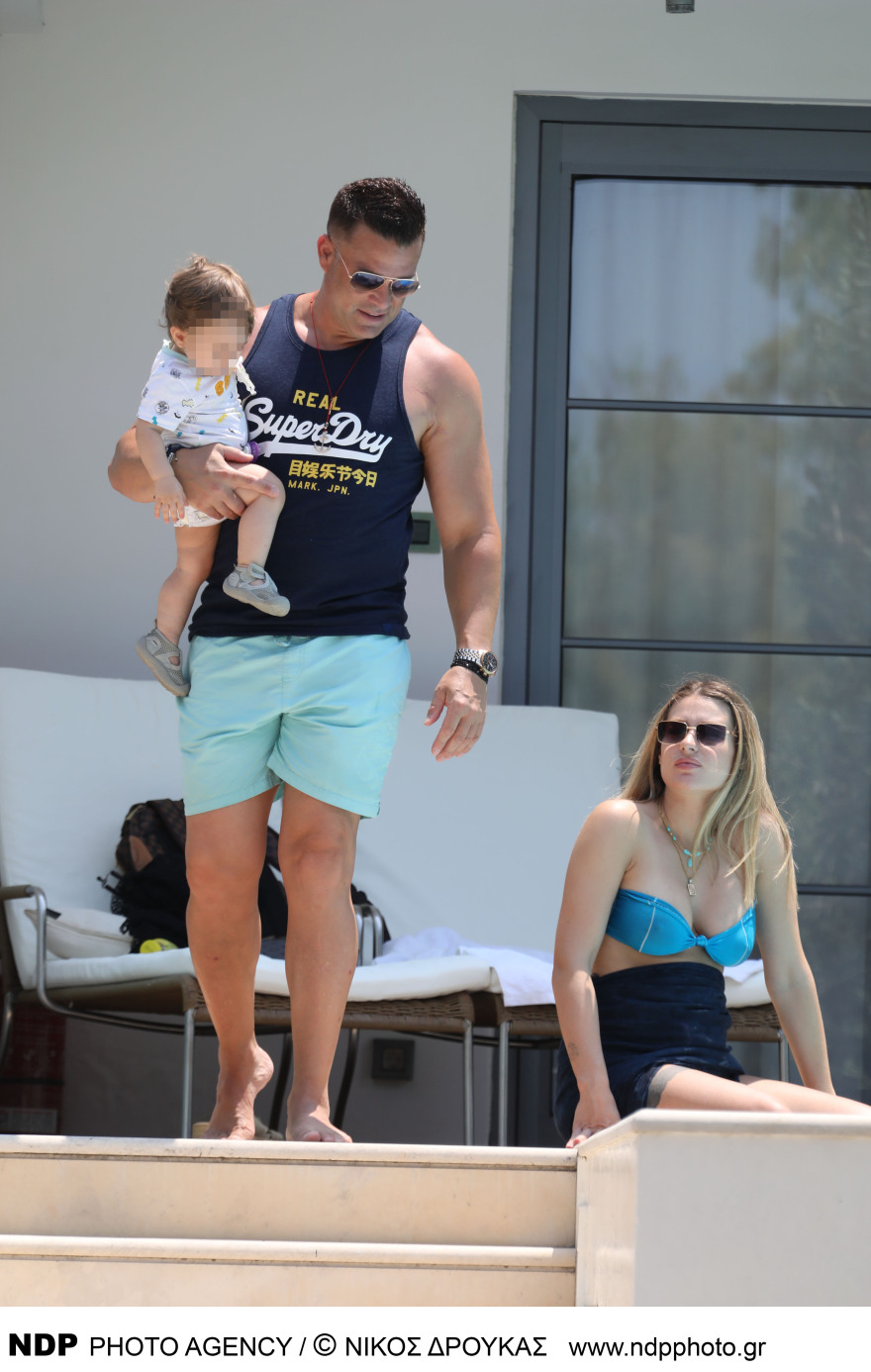 Κώστας Σόμμερ και Βαλεντίνη Παπαδάκη: Το ζευγάρι βρίσκεται μαζί με τον γιo τους στη Ρόδο 