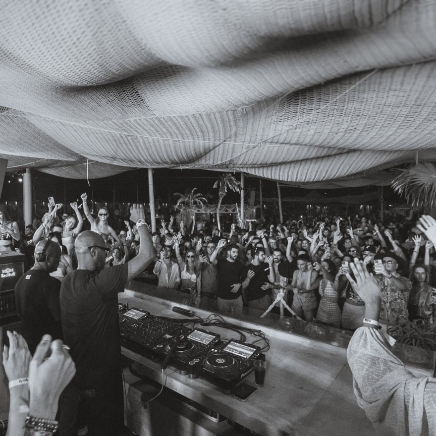 Πλήρωσαν €30.000 για να ακούσουν τον dj Black Coffee στη Μύκονο 