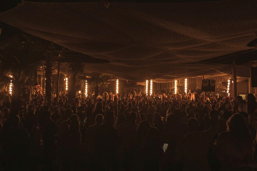 Πλήρωσαν €30.000 για να ακούσουν τον dj Black Coffee στη Μύκονο 