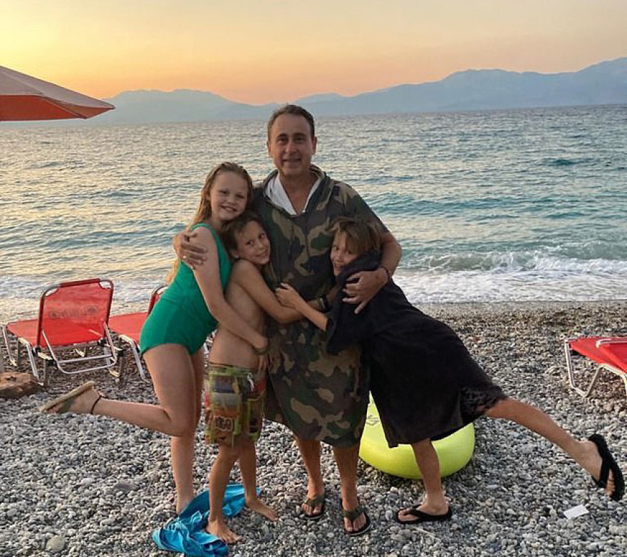 Αγέλη σκύλων επιτέθηκε σε οικογένεια Βρετανών στο Σουσάκι Κορινθίας - «Πιστέψαμε ότι θα πεθάνουμε», λέει ο πατέρας