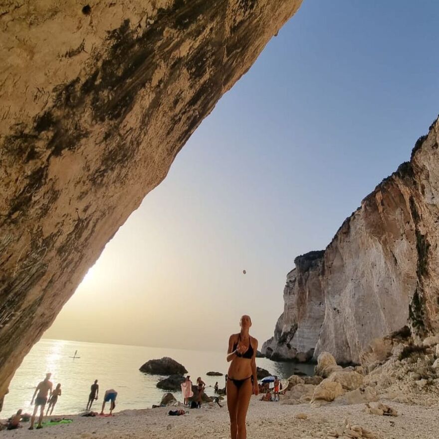 Ζέτα Δούκα: Σκαρφαλώνει στα βράχια, φορώντας το μπικίνι της 