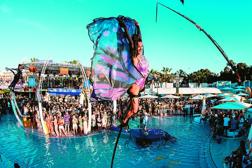 Mύκονος vs Ibiza: Πόλεµος χαρακωµάτων στα νησιά των rich & famous 