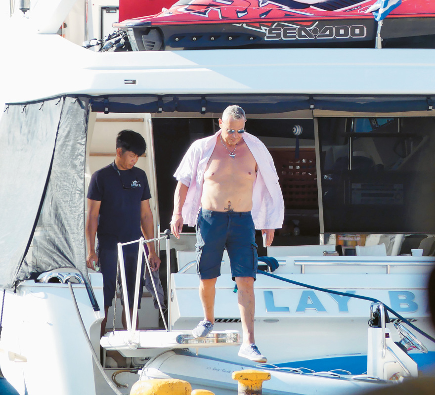 Πάνος Καμμένος: Σκαφάτος, αρμενίζει  στο Αιγαίο...