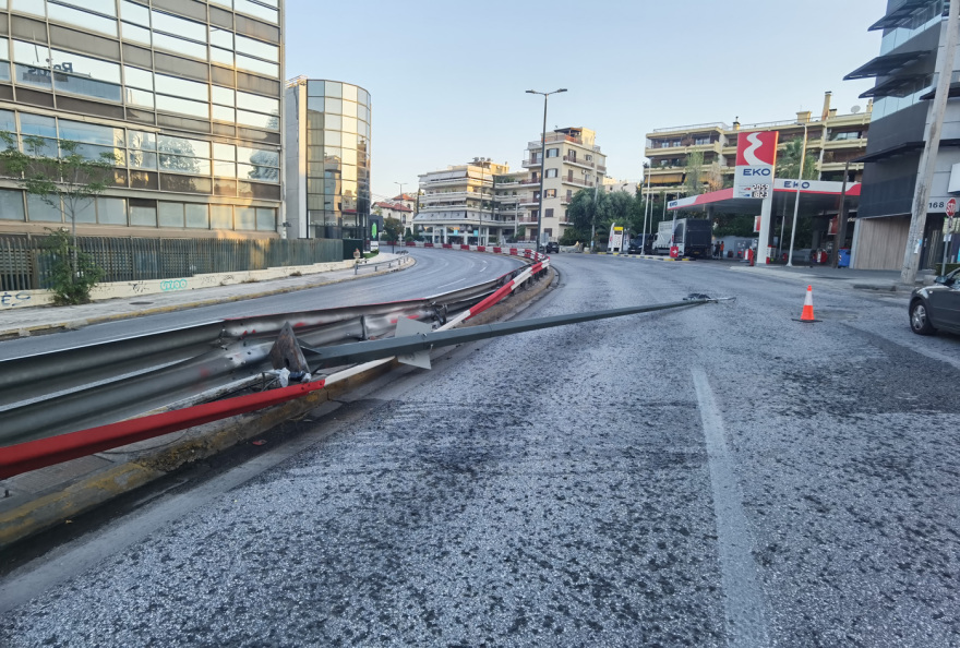 Αυτοκίνητο καρφώθηκε και έριξε κάτω κολόνα στην Κηφισίας