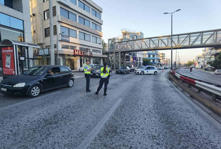 Αυτοκίνητο καρφώθηκε και έριξε κάτω κολόνα στην Κηφισίας