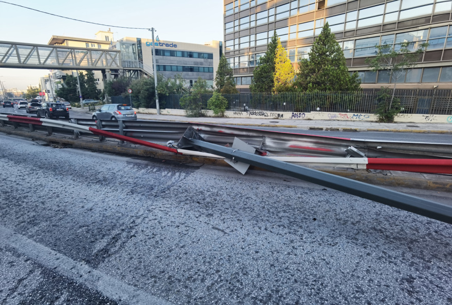 Αυτοκίνητο καρφώθηκε και έριξε κάτω κολόνα στην Κηφισίας